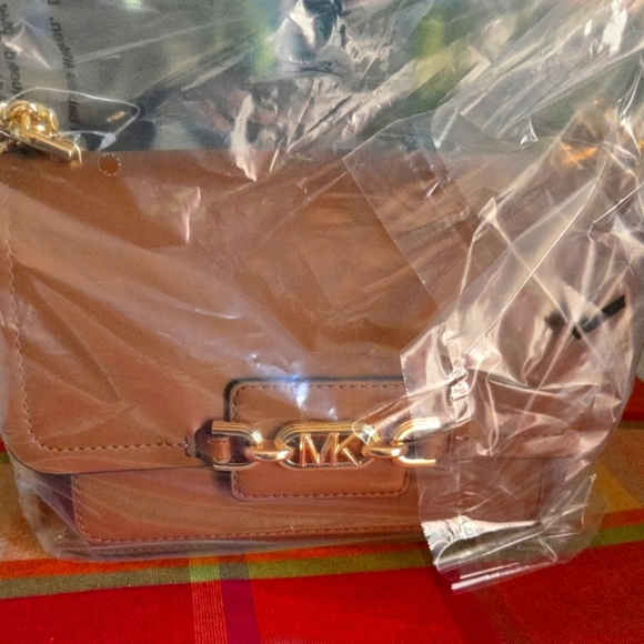 Live Show TONIGHT🎉LAST CHANCE🎁 Enter to WIN- MK Crossbody Bag NWT - Picture 7 of 16